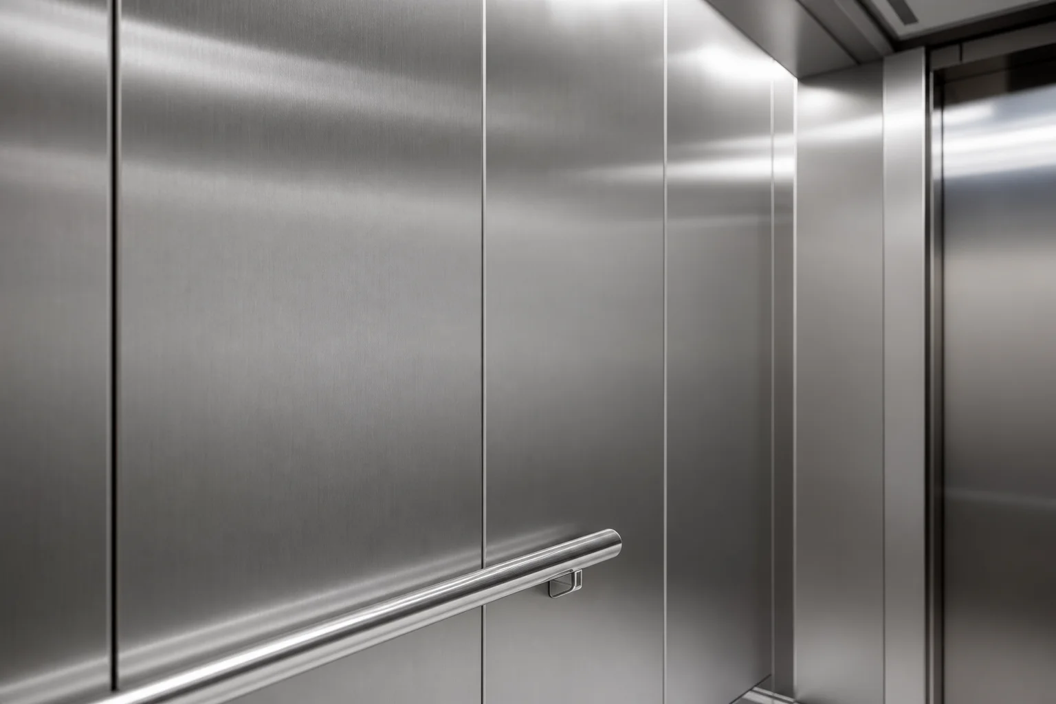 Šlifuoto nerudijančio plieno panelių detalė lifte
